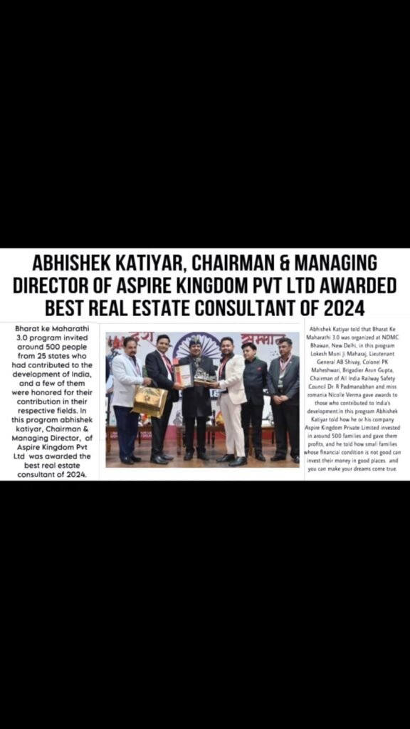 Abhishek Katiyar receiving Best Real Estate Consultant of 2024 award at Bharat ke Maharathi 3.0 event